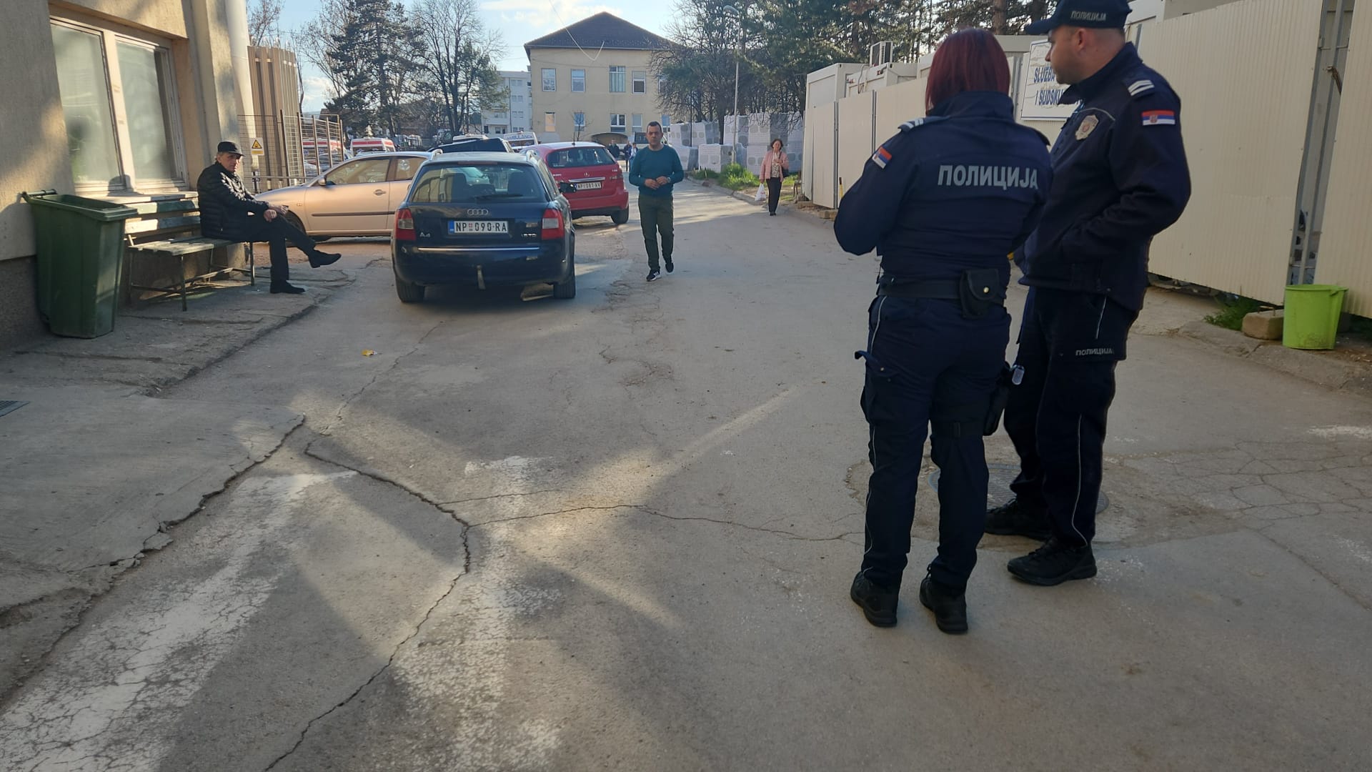 olicija ispred ulaza u prijemnu ambulantu Opšte bolnice u Novom Pazaru, foto: SNEWS.